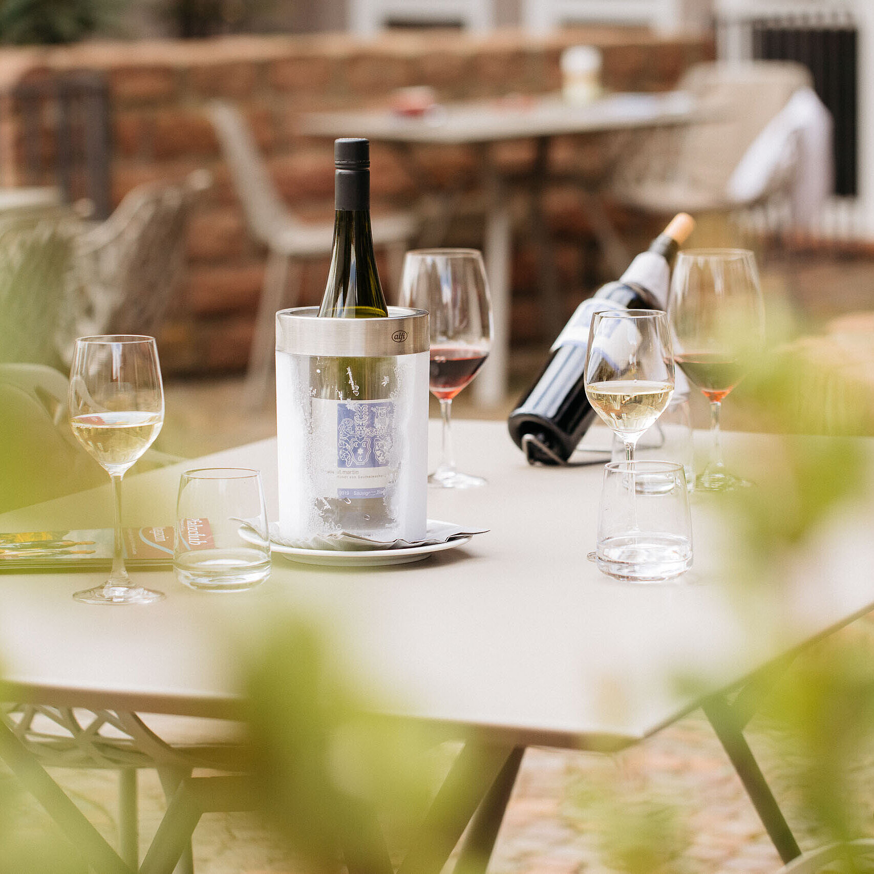 No alt tag, plase chance this in TYPO3 backend.